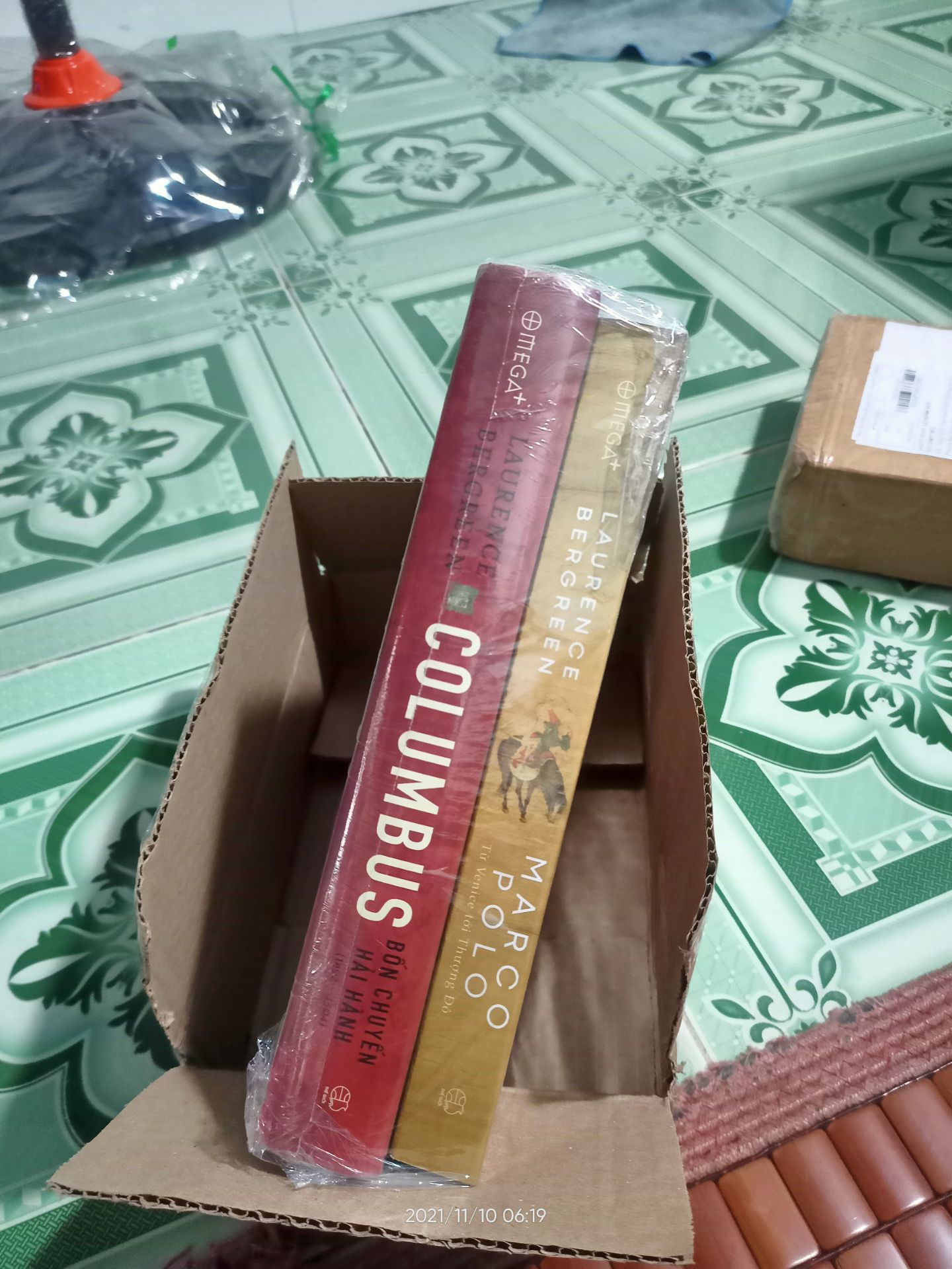 không đúng sản phẩm so với đăng tải trên Tiki. 
cụ thể là như trên Tiki thì kà Boxset Columbus vs Marco Polo Bìa Cứng. 

nhưng mua về khui ra thì chỉ có Columbus là bìa Cứng còn Marco Polo thì bìa mềm. chưa hết là không có hộp đựng 

yêu cầu trả hàng và hoàn lại tiền