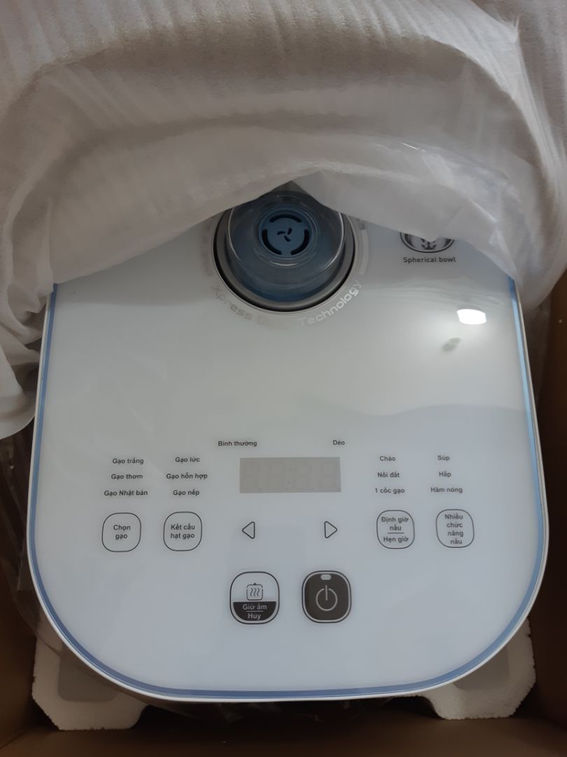 giao hàng rất nhanh. chỉ 2 ngày so với hệ thống báo là 7 ngày.
menu tiếng việt sắp xếp dễ dùng.
vỏ nhựa cứng cáp. cách điện tốt ko phải lo như vỏ nhôm.
cảm ứng nhạy.
mấy bạn nấu gạo mắc tiền thì theo hướng dẫn trên bao gạo để chọn cài đặt nồi nấu cho đúng thì mới ngon nhé.

hâm giữ nóng lâu thì có đọng ít nước. nhưng cơm nóng liên tục thì ko có chuyện thiu đâu. 
menu cài đặt có cho điều chỉnh thời gian nấu.