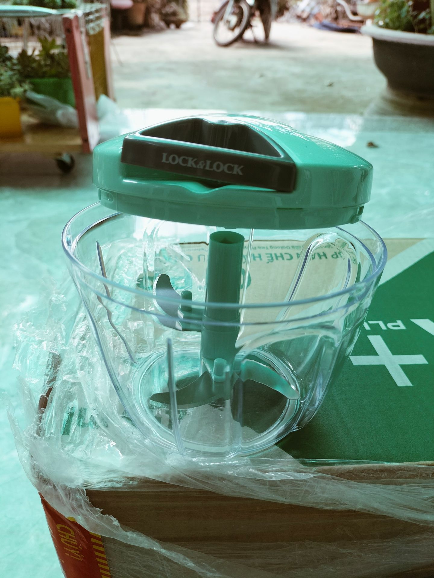 Dụng cụ nhỏ gọn, thích hợp cho băm tỏi ớt lượng đủ dùng cho gia đình. Nếu nhà mn hay nấu nướng, ăn uống nhiều thì nên mua size lớn hơn( mình mua size nhỏ là size S). Hy vọng sẽ là 1 món đồ tiện lợi và phù hợp cho không gian bếp của mọi người nhá. Cảm ơn Tiki