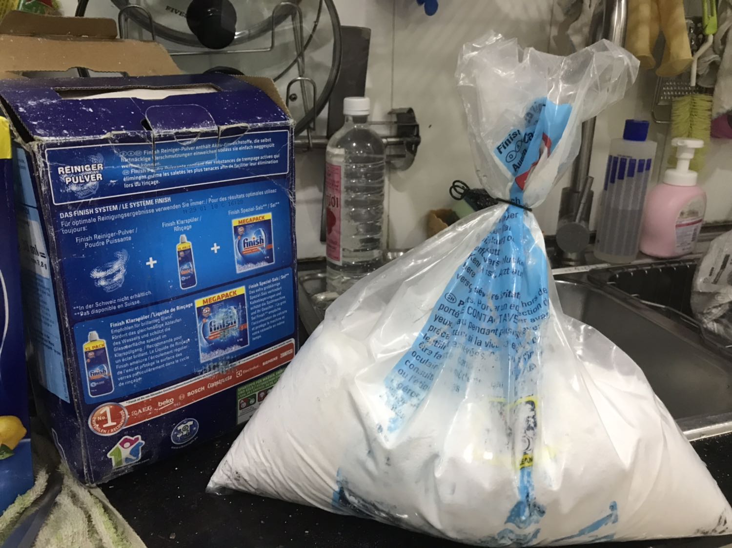 Mua 1 hộp viên, 1 hộp bột 4.5kg. 
Hộp viên mới, nguyên vẹn, không tìm thấy hạn sử dụng nên ko biết làm sao xem hạn sử dụng, ko biết cứ xài ko có hạn vậy được ko, có gì ko tốt cho sức khỏe, cho máy rửa bát ko.
1 hộp bột 4.5kg thì thất vọng quá. Đóng gói kỹ nhưng hộp trầy xước, mất thông tin, ko thấy date. Lôi bịch bột ra thì nhãn trên bịch nhoà mực, bịch đầy bụi bẩn, giống như cũ lắm, bột trong bịch thì trắng nhưng mùi khó chịu, tiki có đổi được ko