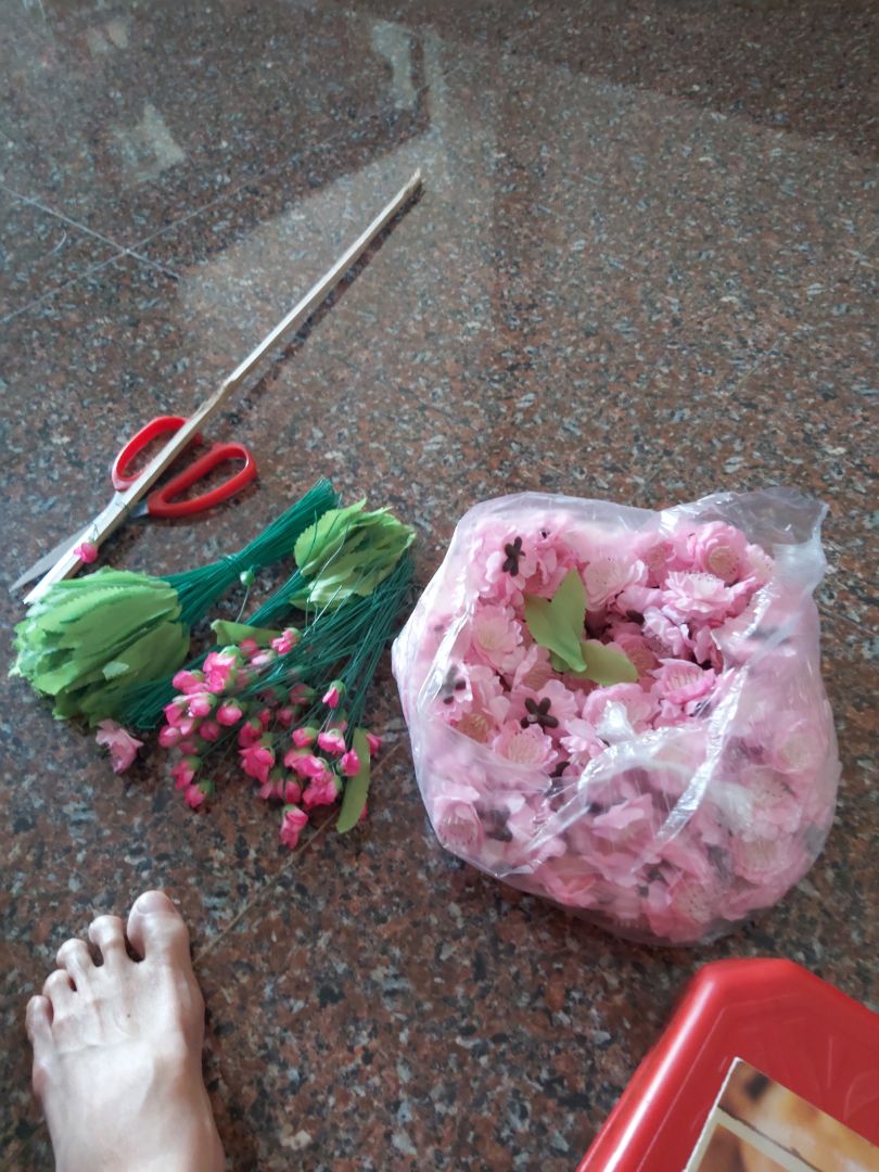 giao hàng không có hoa mai cánh hoa bằng nhựa mà shop gói hàng bằng bao nhựa không có hộp làm cánh hoa không còn đẹp mà như hoa tàn héo.