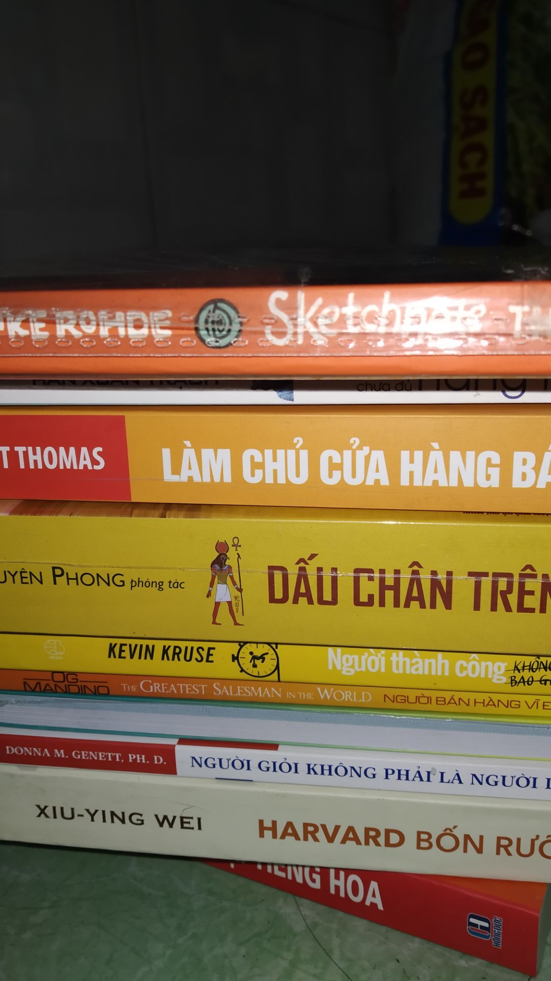 Xem bình luận nhiều quyển thấy khách nhận sách xấu và hư nhiều nên cũng hơi lo nhưng vì sale nên đành liều. Không ngờ nhận thấy sách rất oke luôn, sách mới. thơm, hơi bụi thôi. Giao hàng tiki now nên rất nhanh nữa.
Quyển sách này phù hợp với những bạn đã biết sơ lược về âm tiết cũng như thanh điệu của tiếng trung. Sách viết rất rõ ràng, không có đĩa kèm nhưng trên youtube có file nge. Nên mua ạ