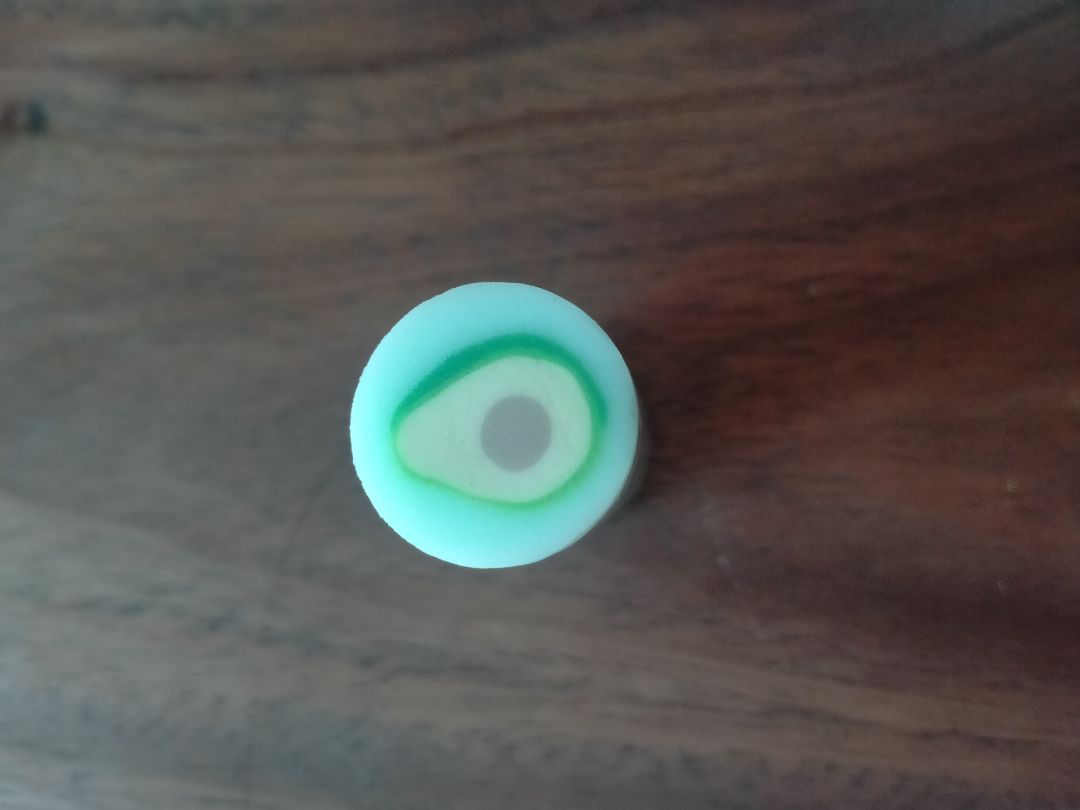 Gôm dễ thương lắm nha mọi người, có in hình nửa trái bơ lên trên nữa, tẩy cũng sạch lắm nha, mua cho mấy bé nhà là nó thích lắm á