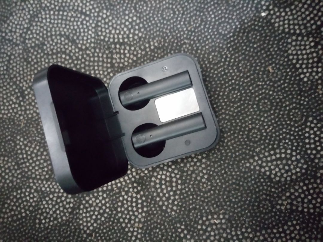 giờ mới rãnh để lên đánh giá . hàng tốt sản phẩm thấy chất lượng lắm không có lỗi lầm gì hết . âm thanh nghe hay cực kì luôn . vote 5 sao nha .