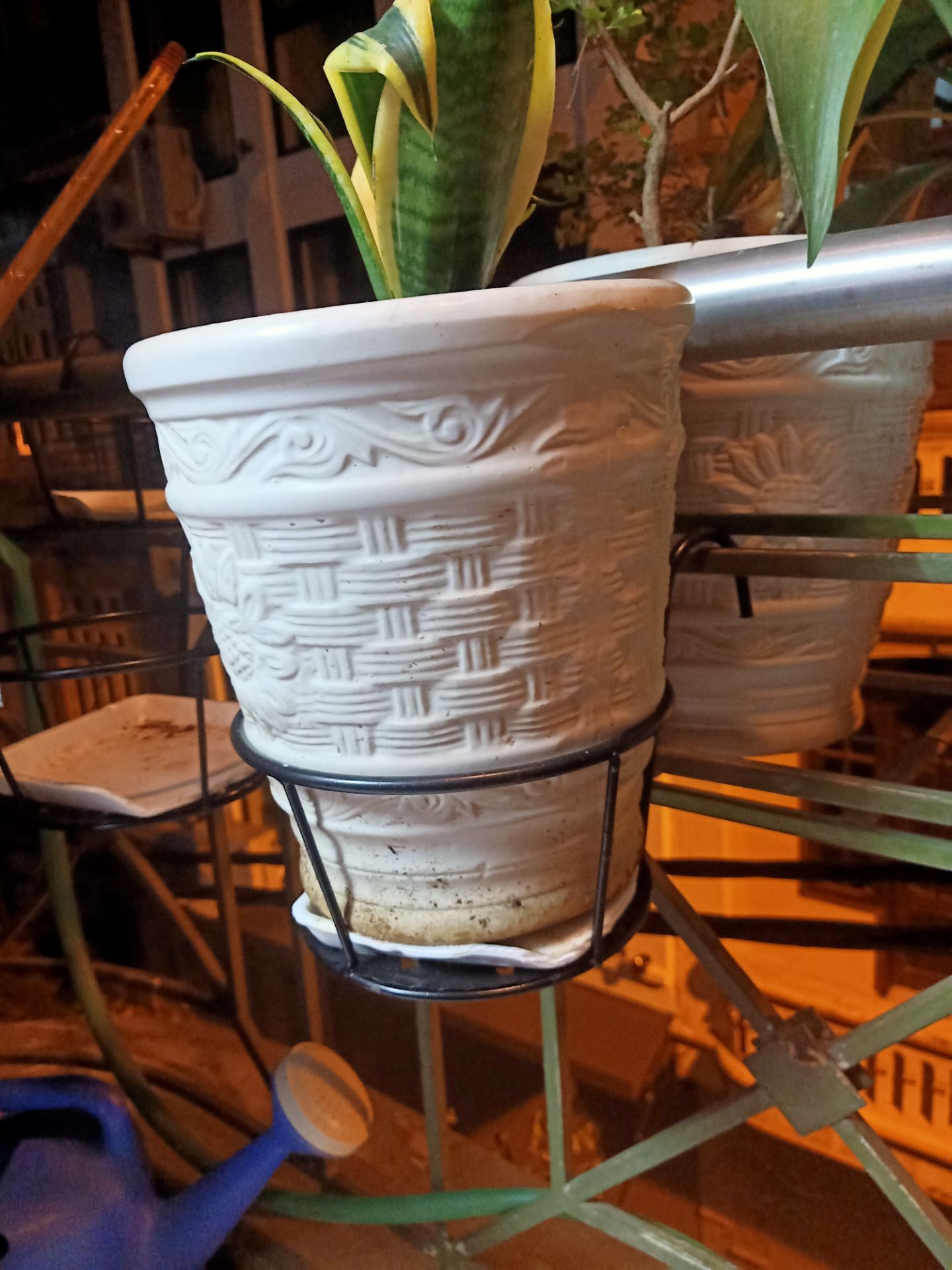 Khi đặt mua thì cũng hơi run. nhưng ko ngờ nhận hàng xong, mẹ mình lại ưng và bắt đặt thêm 2 combo nữa. Treo chậu lên rất sạch sẽ, làm ban công đẹp hơn hẳn.