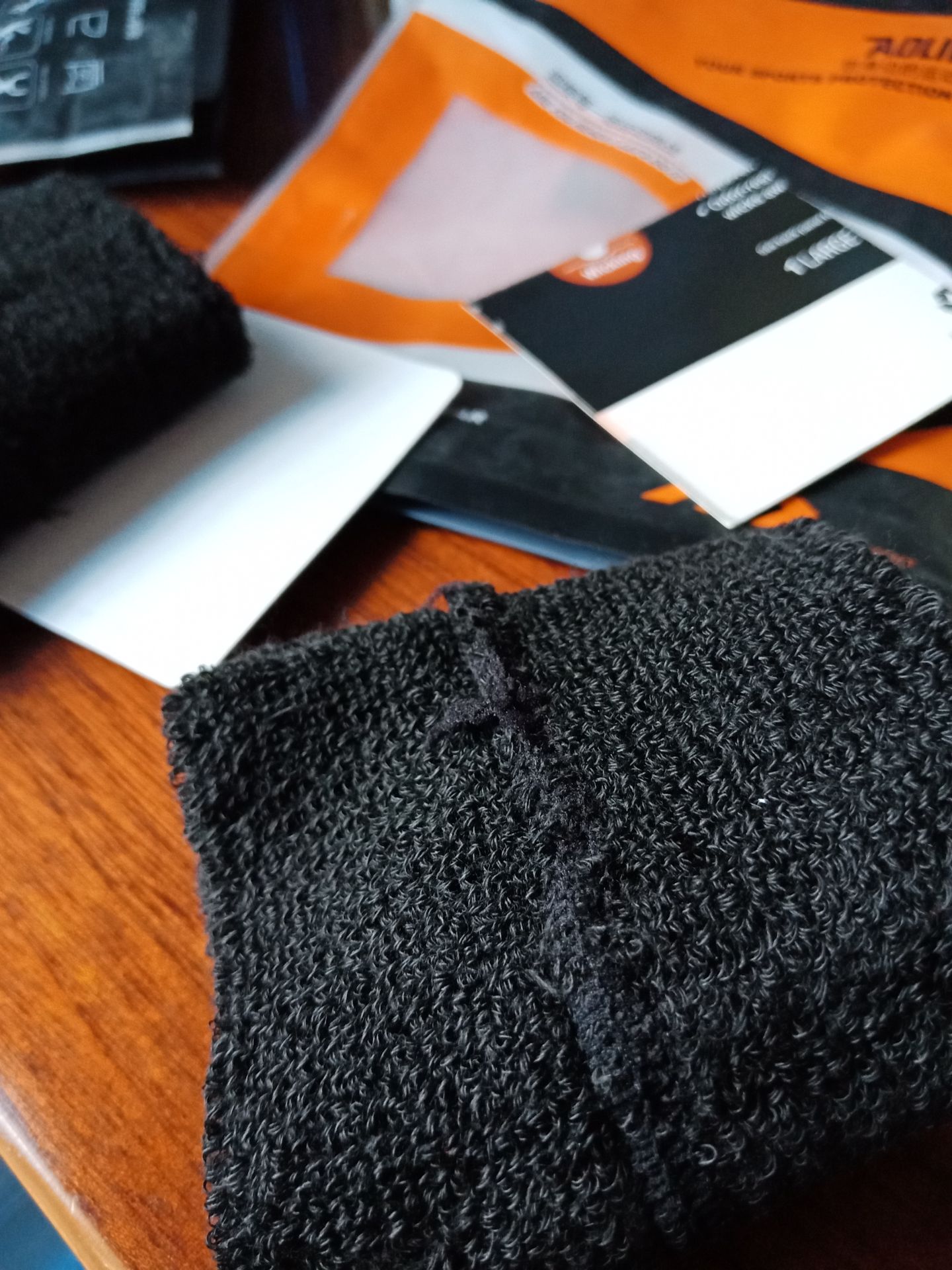 Giao hàng sớm hơn dự kiến một tuần. Một sản phẩm may lỗi ở mặt trong như hình, còn một sp thì rất tốt. Tuy bị may lỗi nhưng đeo vẫn rất thoải mái, mềm và hút mồ hôi tốt. Mình là con gái nên tay hơi nhỏ, nhưng đeo vẫn rất vừa. Chất liệu len ổn, như mong đợi. Nói tóm lại là nên mua nha mấy bạn. Giao hàng sớm hơn dự kiến một tuần. Một sản phẩm may lỗi ở mặt trong như hình, còn một sp thì rất tốt. Tuy bị may lỗi nhưng đeo vẫn rất thoải mái, mềm và hút mồ hôi tốt. Mình là con gái nên tay hơi nhỏ, nhưng đeo vẫn rất vừa. Chất liệu len ổn, như mong đợi. Nói tóm lại là nên mua nha mấy bạn.