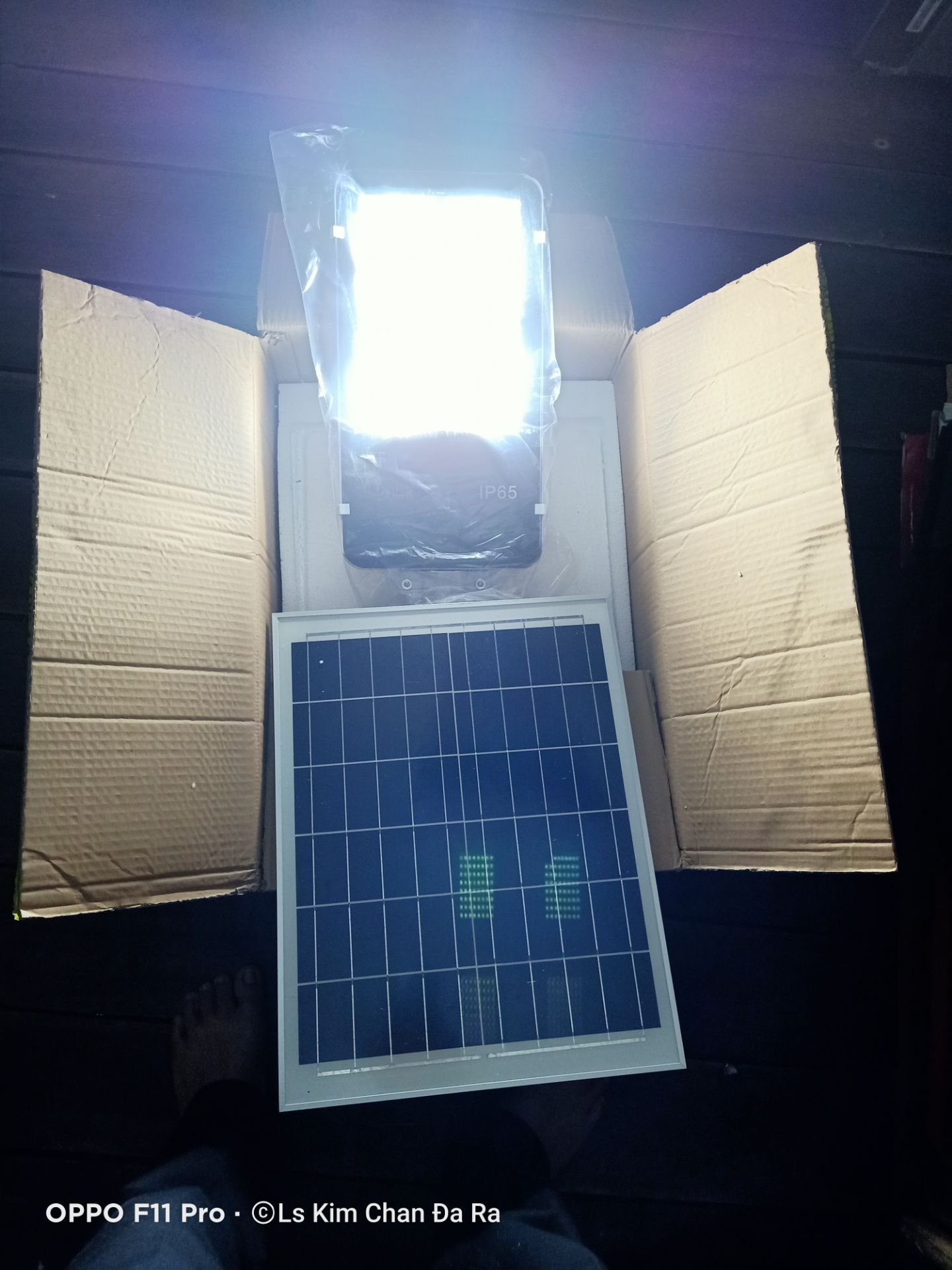 Khá hài lòng về cách đóng gói cũng như sản phẩm đã nhận??. Thông số đúng như mô tả nhưng điểm trừ ở độ sáng chưa đúng lắm với thông số 200w ?nhưng chấp nhận được. Độ bền thì ?chưa có đánh giá được. Tình trạng sử dụng ổn định. Sẽ ủng hộ tiếp nếu có đợt sale lớn ??