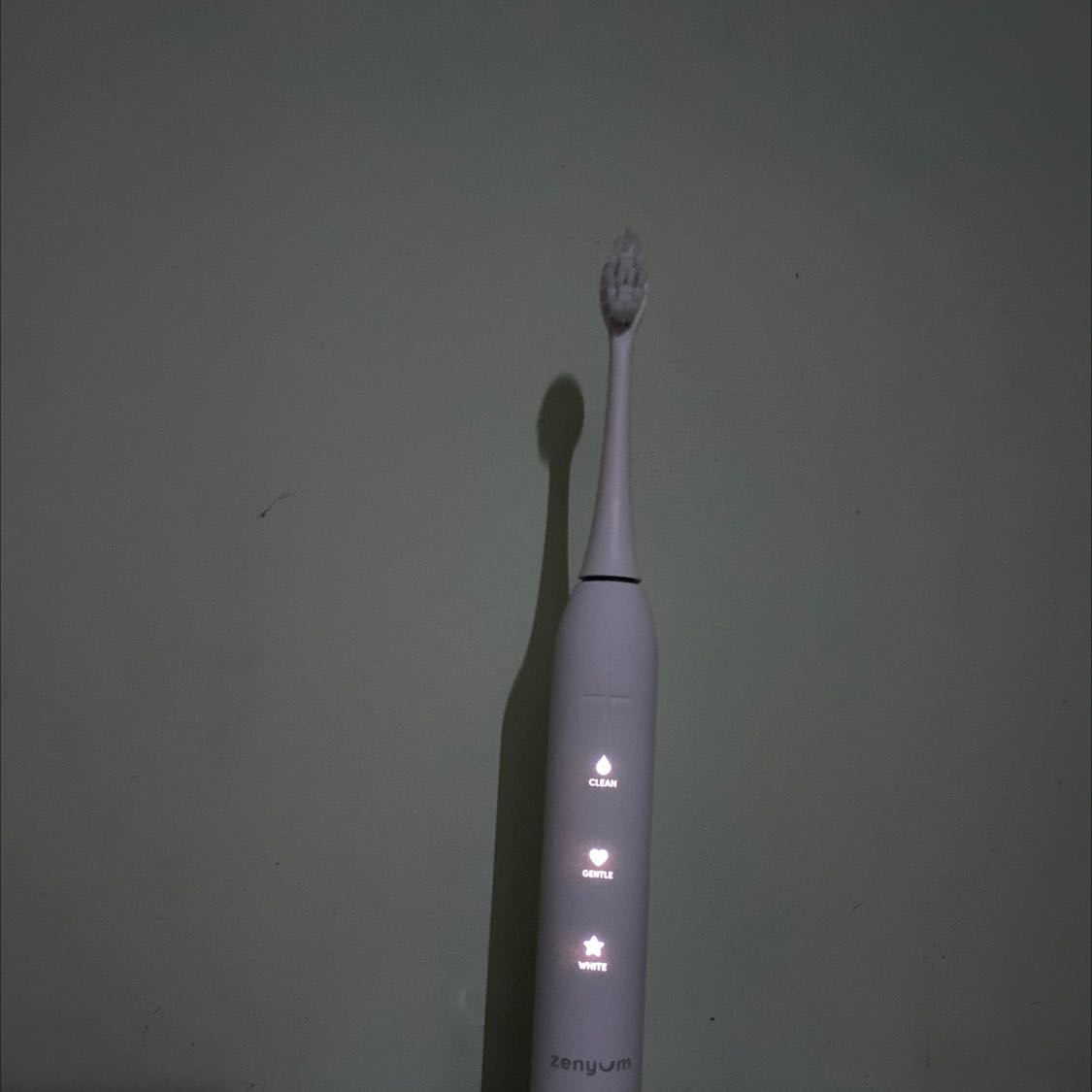 Sản phẩm chất lượng, vì mình dùng cũng được 1 tháng rồi, tình hình răng miệng ngày càng tốt dần lên, lông chải không quá cứng nên k dễ làm tổn thương nưới. 
Kết nối với ứng dụng trên điện thoại sẽ giúp mình theo dõi đc sức khoẻ của răng và tầng suất đánh răng tiêu chuẩn.