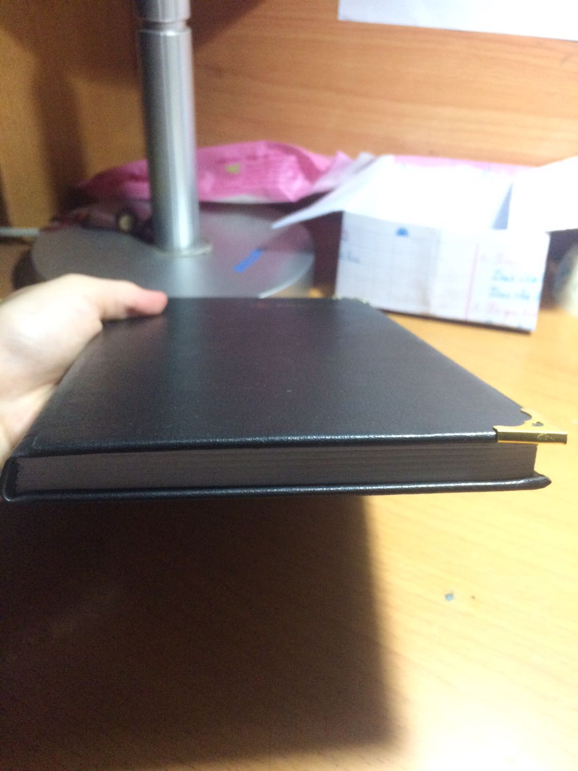 Sổ dày, giấy tốt, nhưng giấy bên trong bị lỗi, giấy bị xếp chồng vào nhau. Thất vọng