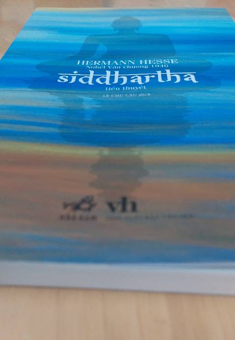 Nhiều nhà tư tưởng nước Đức thế kỷ 19 chịu ảnh hưởng sâu sắc của nền văn hóa Ấn Độ có lẽ bắt đầu ở Hegel cho đến Schopenhauer rồi Nietzsche; Hermann Hesse có lẽ cũng không phải là một ngoại lệ. 
Bằng lối văn chương du dương của một nhà thơ, sự miêu tả tinh tế của một nhà văn, “ Siddhartha” giống như một dẫn nhập ngắn khái quát về thứ tôn giáo uyên áo của phương Đông – Phật giáo. Giáo lý Phật giáo dù có huyền diệu đến thế nào nhưng bản thân nó không quá chú trọng về lý luận mà đặc biệt chú trọng vào thực hành, trực tiếp trải nghiệm để đạt được tới hình thái cao nhất của con người thấu triệt cái toàn thiện– Giác ngộ.