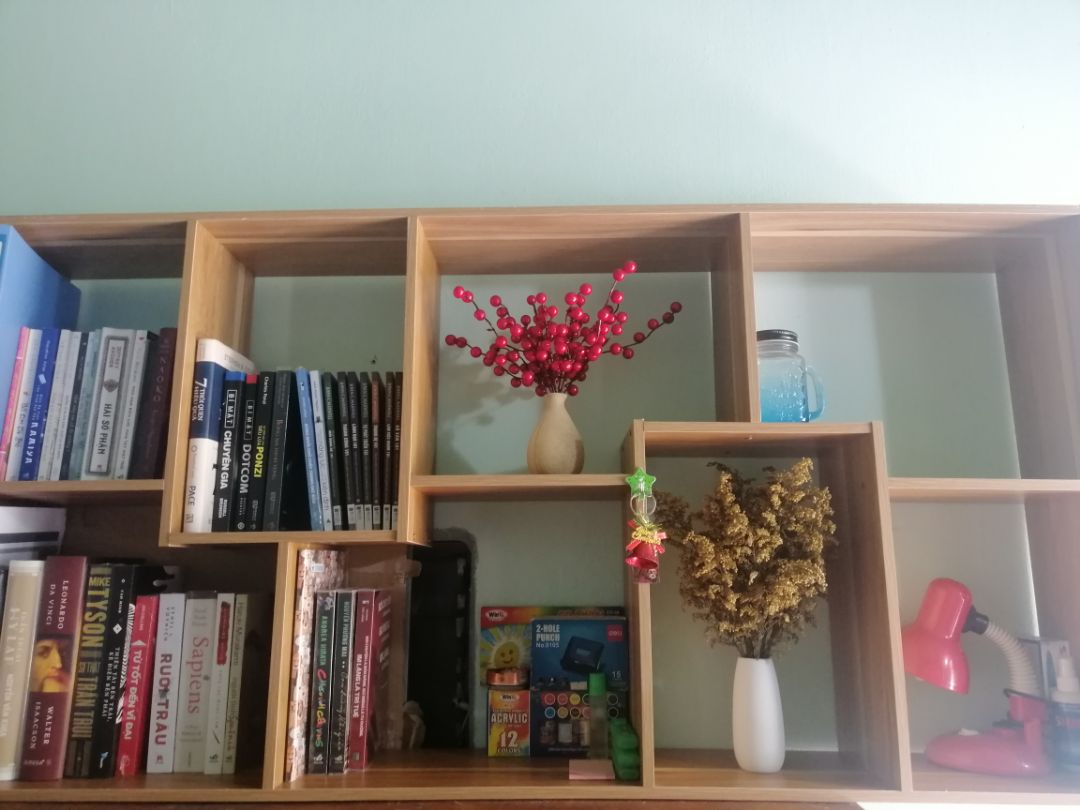 Giao hàng nhanh, sách có vẻ cũ và bị dơ một số trang. Trình bày sáng tạo với nhiều màu sắc, nội dung cô đọng, mở ra nhiều góc nhìn mới về quản lý, vận hành doanh nghiệp. Thật sự mình rất thích hướng đi này, nhưng để áp dụng được vào văn hóa tôt chức các doanh nghiệp hiện tại ở Việt Nam là 1 bài toán cần rất nhiều thời gian, nỗ lực và đặc biệt là sự lắng nghe, thấu hiểu từ nhà lãnh đạo. Mong ngày càng nhiều doanh nghiệp có thể vận hành theo mô hình này để đời sống nhân viên và người lao động được trọn vẹn hơn,chứ không chỉ là những chuỗi ngày tính lương theo giờ làm, hay bó buộc người lao động với muôn vàn điều lệ. Cũng như giảm bớt gánh nặng cho cấp quản lý, tạo môi trường làm việc thân thiện hơn.