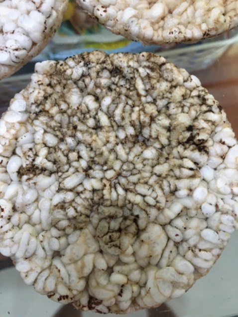 Bánh gạo lứt vị đường an kiêng gần đây tôi mua thấy bánh sứt mẻ như bị chuột gặm  , mới hôm qua mua 2 thùng nữa sáng nay mở ra gói đầu tiên đã thấy bánh bị như vầy ( xem hình ảnh) thể mà cũng đóng gói giao cho khách được … Làm ăn mà không có tâm thì chẳng bền lâu được đâu !