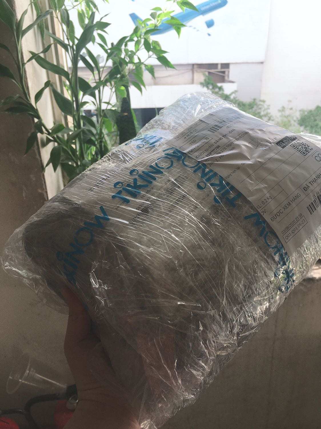 Mình có bộ mền gối văn phòng rồi nhưng vì chúng quá ngắn, lúc nằm cứ bị che không hết nên quyết lên mua thêm 1 cái chăn riêng. Hàng shop chất lượng, cực êm mềm và ấm luôn nha. Đặc biệt là rộng, thoải mái cho bạn nằm xoay chiều các kiểu mà k sợ lộ chân, lộ lưng gì hết. Chị chủ shop cũng tư vấn tận tình nữa. Hàng dk đóng gói gọn gàng, túi zip cẩn thận. Rất hài lòng luôn, cho shop 5 sao *****