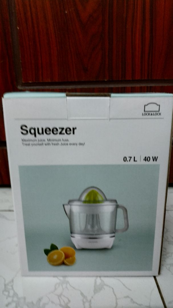 Máy vắt cam Lock & Lock chuẩn, chính hãng, dung tích 700ml, nhà dùng cho cháu nhỏ cỡ 2 quả cam mỗi lần, chỉ cần đặt cam lên đầu trục là chạy, cam vắt kiệt nước, hàng tốt, mọi người nên sử dụng. Tiki bán hàng tốt, giao hàng nhanh chóng và đóng gói kỹ lưỡng!!! 👍