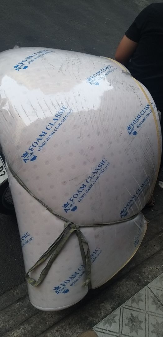 hình như nệm cũ, đóng gói bẩn quá, keo dán đầy mặt nệm