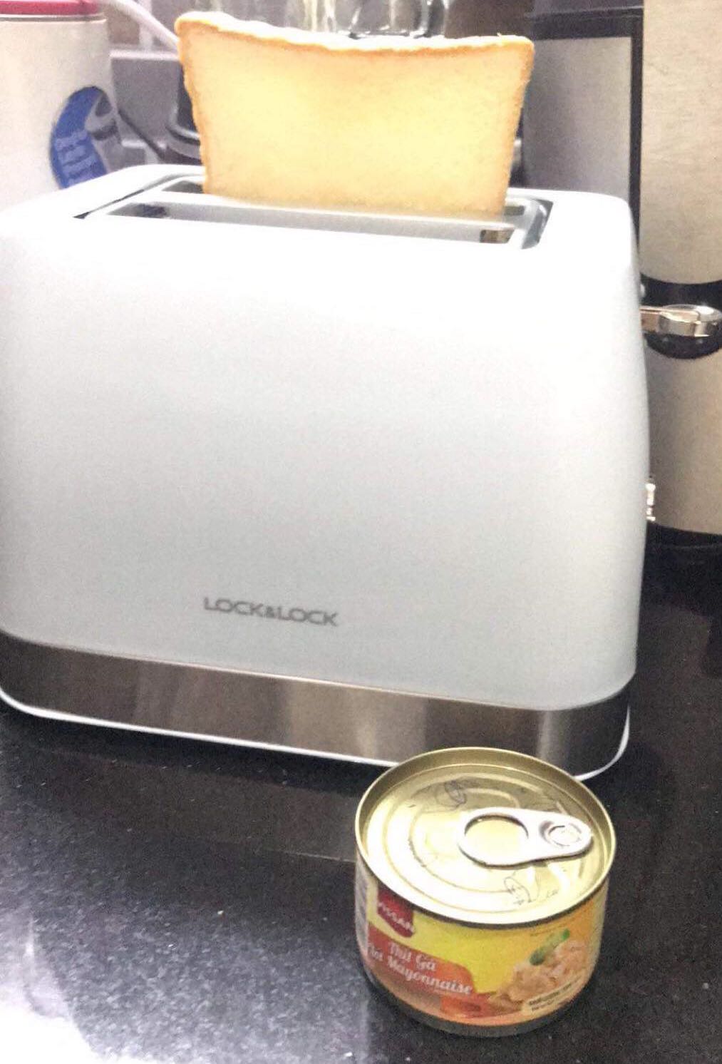 Mình mua cho bạn gái và được khen là màu xanh ngọc rất đẹp và sang. Giao hàng nhanh, nguyên vẹn. Nướng bánh mì thì nên để mức 1-1,5 là đẹp. Công cụ rất có ích cho buổi sáng ăn nhẹ. Lần đầu xài lên mùi nhựa là bình thường, giống như máy sấy tóc nhựa vậy, lần 2 là dùng bình thường.