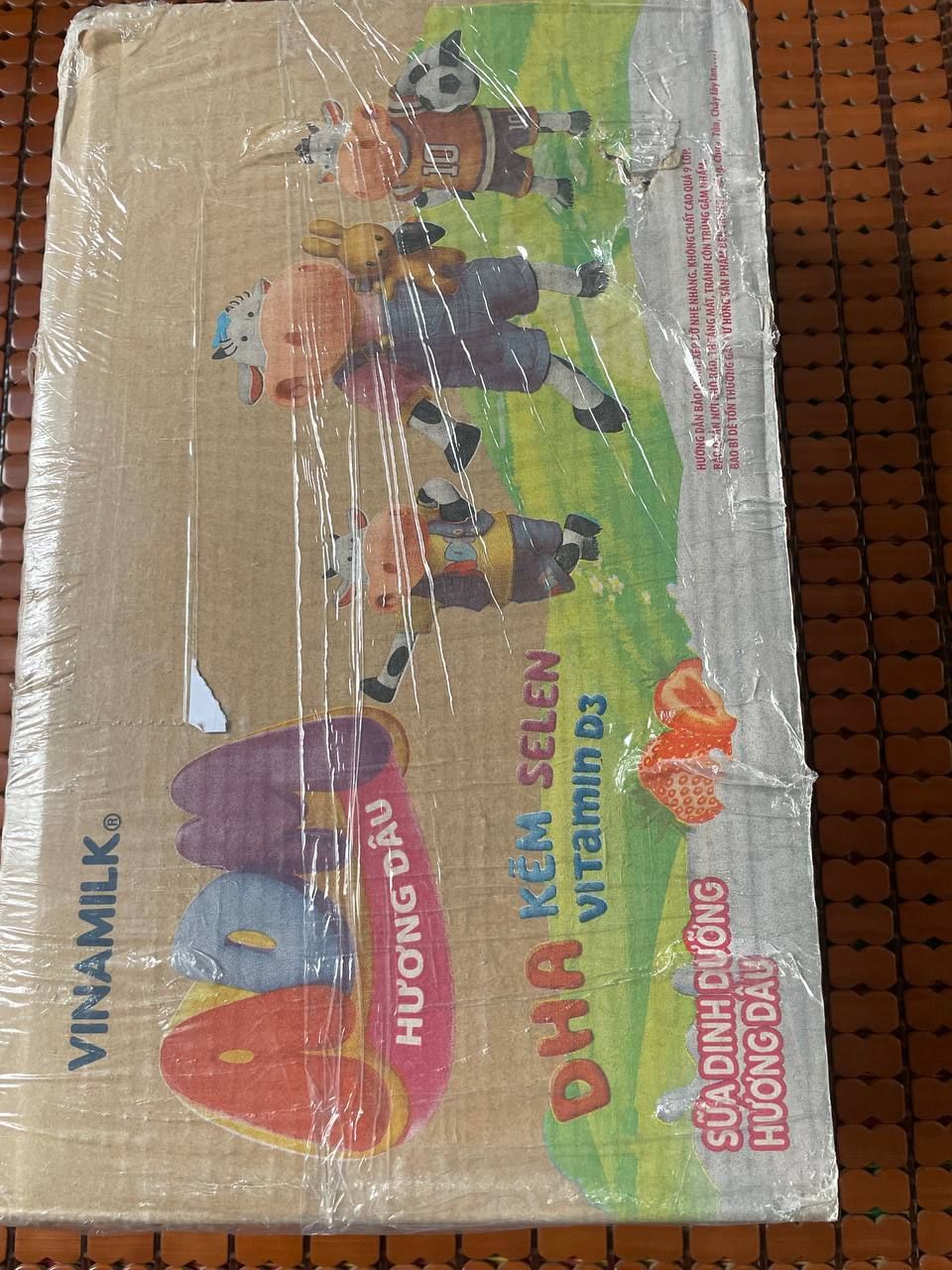 giao nhanh. không biết loại sữa cũ hay hết chương trình KM thẻ tham gia trúng thưởng ở mỗi lốc sữa