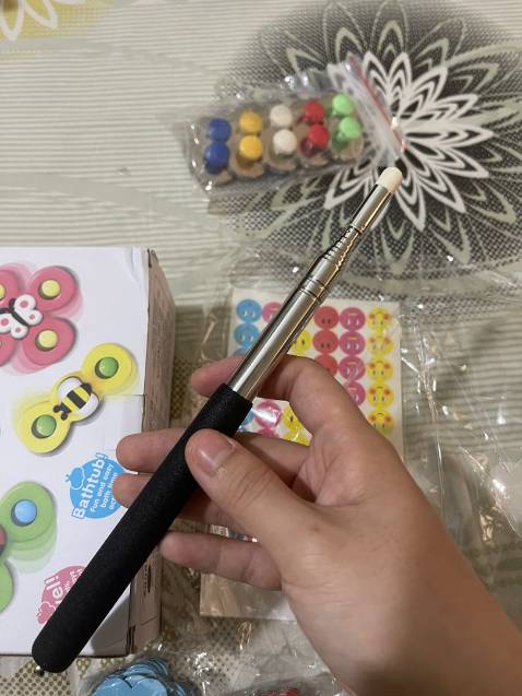 Thấy shop rất nhiệt tình, chăm chỉ tư vấn cho mình rất nhiều. Mua hàng của shop nhiều lần mà lần nào cũng ưng ý, shop bán hàng rất có tâm. Que Dùng làm đồ dùng dạy học chất lượng luôn nhé. Mình mua nhiều loại mà shop chuẩn bị hàng rất đầy đủ, ưng. Ship nhanh. Que chỉ bảng rất tốt, có thể kéo ra để hướng dẫn học sinh, thu lại rất gọn, nhét vừa cặp nhỏ gọn, xinh xắn. Shop đóng gói rất cẩn thận, 7749 lượt túi bóng, túi chống xóc. quá ưng. 10 điểm nhé shop. sẽ giới thiệu gia đình, bạn bè mua hàng của shop