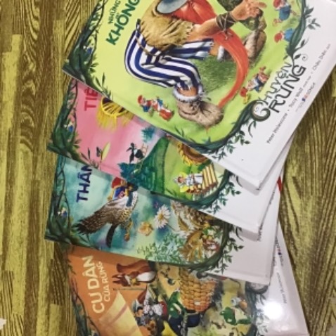 Sách mới nguyên seal,giao hàng nhanh. Bìa cứng,minh hoạ đẹp,nói chung là quá ưng cho các bạn nhỏ. Tiếc là mình mua lúc giảm hơn 40% xong thì tiki lại sale 63% 3/4 cuốn,tiếc thảm luôn hihi. Nhưng mua đc là vui rồi