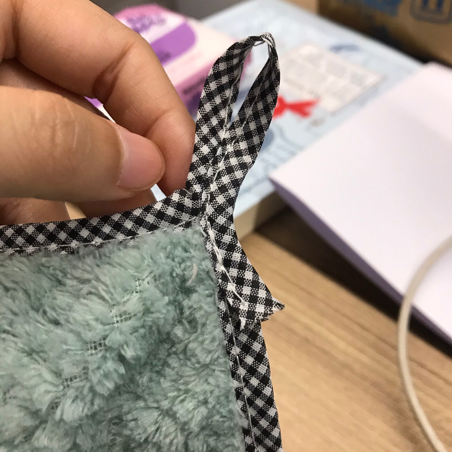 Sao trong hình khăn màu trung tính, không viền. Lúc nhận về thì khăn có viền caro đen trắng, may cẩu thả cái đồ treo khăn. Hình ảo, không giống sản phẩm thật. Không hài lòng lắm!