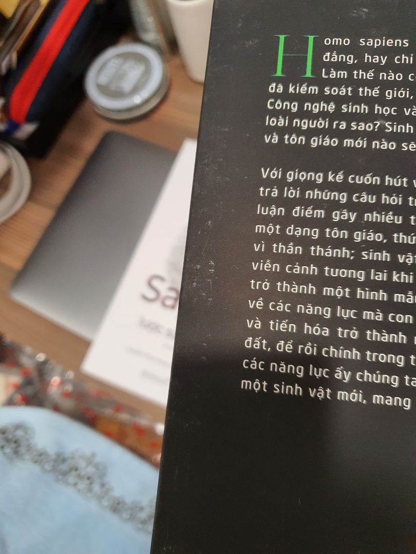 sách bị cấn móp, dính keo...không ảnh hưởng nội dung nhưng mình quý sách, nhìn vầy khó chịu, mình mua mới chứ phải sách cũ đâu.