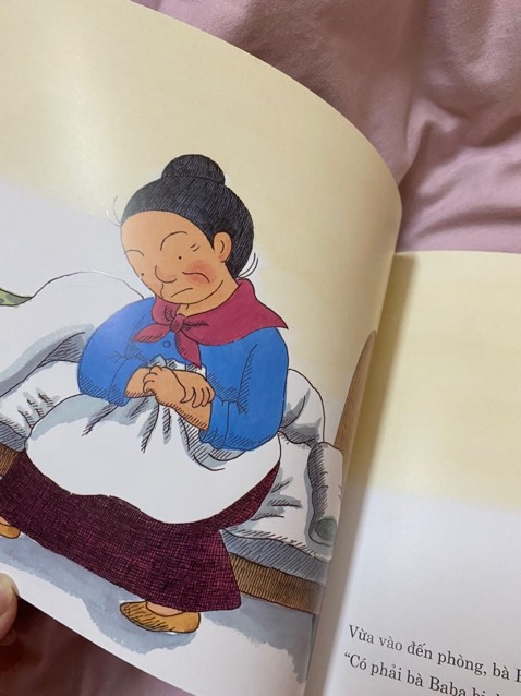 bé con nhà mình rất chăm chú nghe mẹ đọc, con rất thích ehon