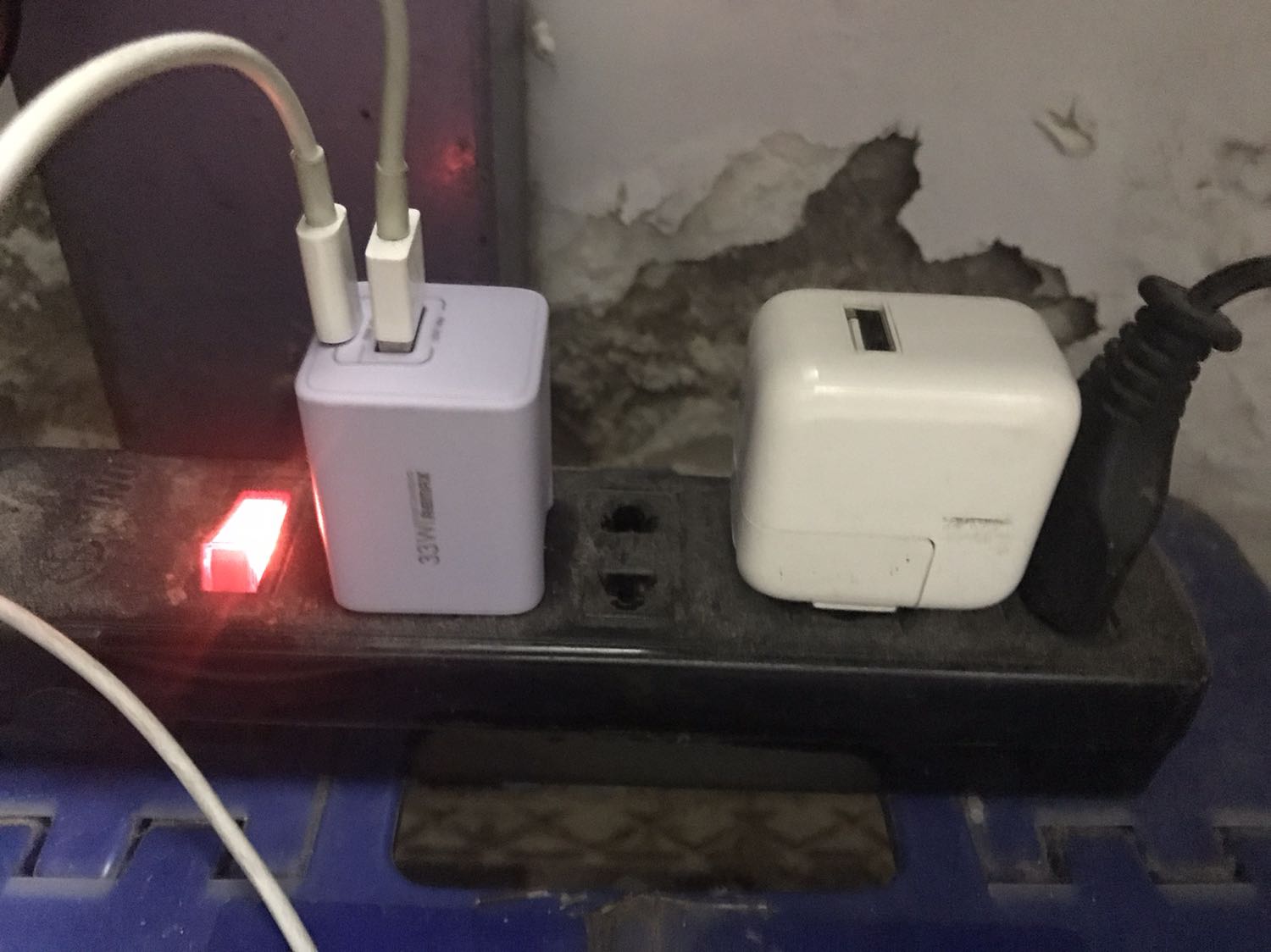 Tiki vẫn giao nhanh
Hơi thất vọng, hàng nội địa TQ, ko phải bản thương mại
Sạc cũng khá nhanh, ip7 vừa xài vừa sạc 25p~ 40%
Màu sắc thì hơi nhạt, nên mua màu trắng hoặc đen
Độ bền chờ time text tip