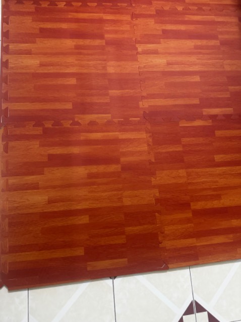 Màu vân gỗ đẹp,làm nổi lên nền phòng. Thảm xốp nhìn chắc chắn.Shop đóng hàng chỉn chu,rất hài lòng