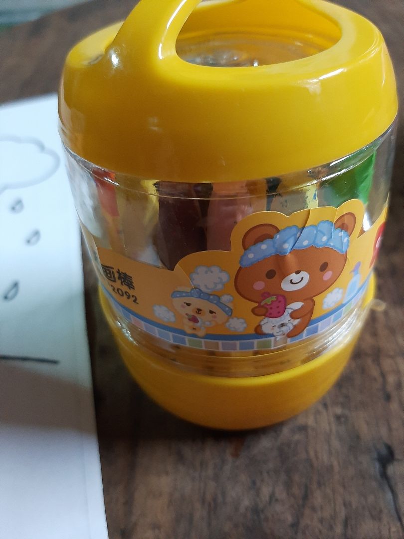 màu lên đẹp đều màu... nhưng cho bé nhỏ tuổi cỡ bé 3t nhà mình thì chơi tô màu loại này nên chơi cùng bé vì màu rất mềm... có thể cắn gãy...