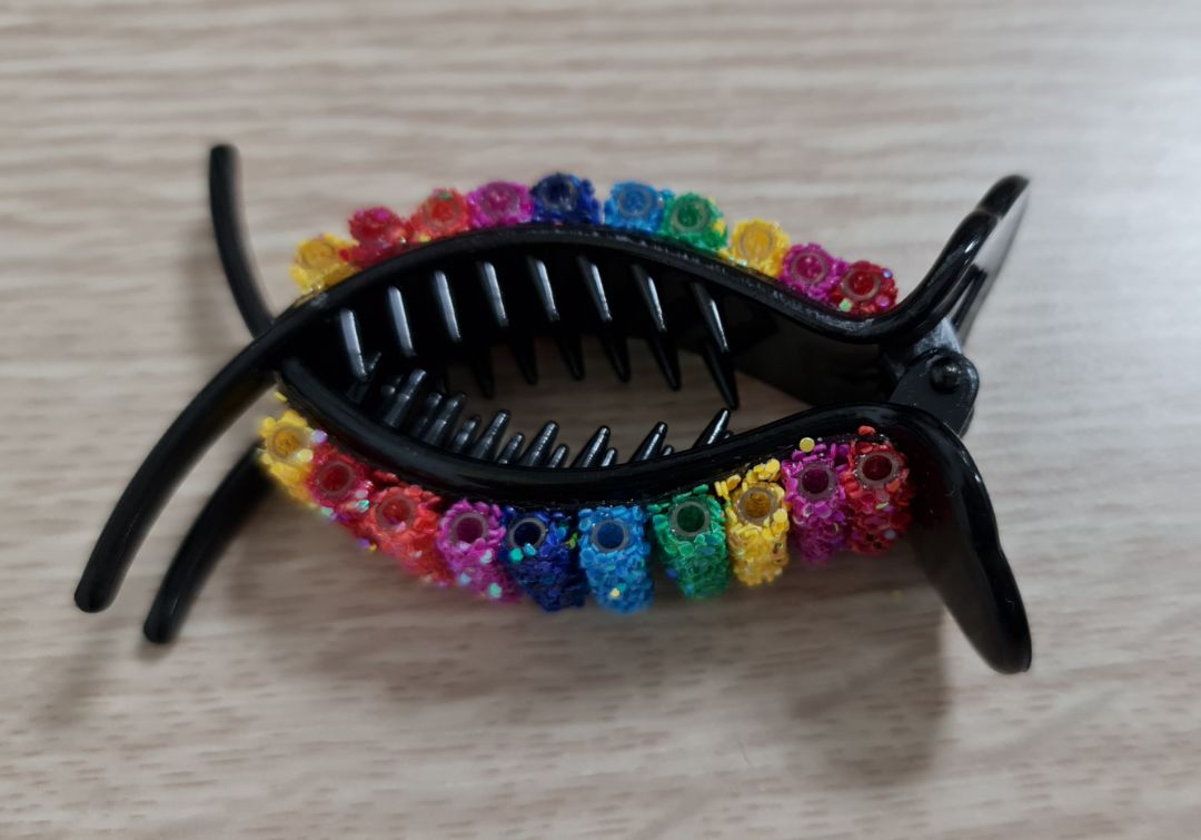 Hàng như hình, giao hàng nhanh. Kẹp lên tóc hơi lỏng, ko giữ cố định được búi tóc. Kẹp điệu chơi chơi thì ok, chứ ko chắc chắn, hạt màu dán keo dễ bong tróc.