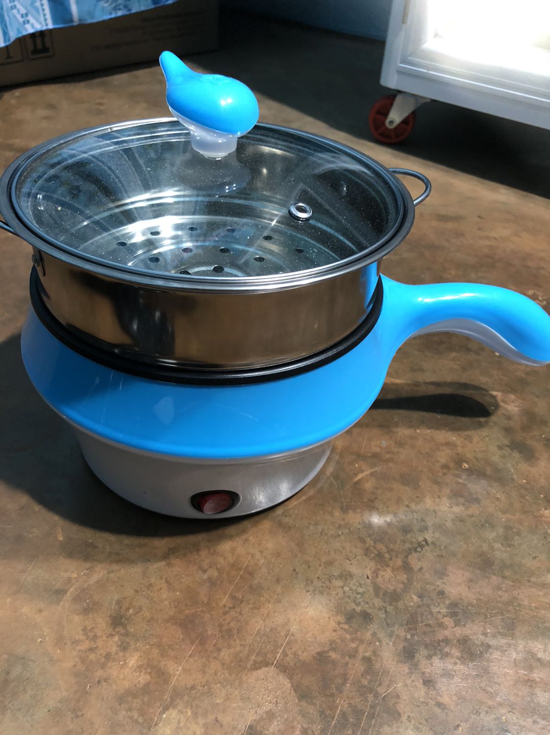 Shop ơi đặt hàng 1 kiểu gửi hàng về 1 kiểu thế này , đáy nồi còn hơi xước lồi lóm nữa