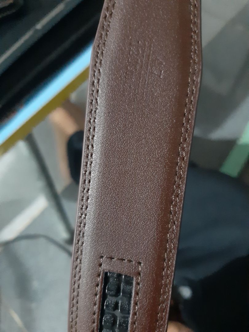 không phải da thật nha các bạn nhưng mà mình thấy sản phẩm ok lắm, mình có bóp co thử buông ra ko bị biến dạng, khi bẻ co cong lắm mới có bị nhăng nhẹ thoi mình có để ảnh các bạn xem thử.