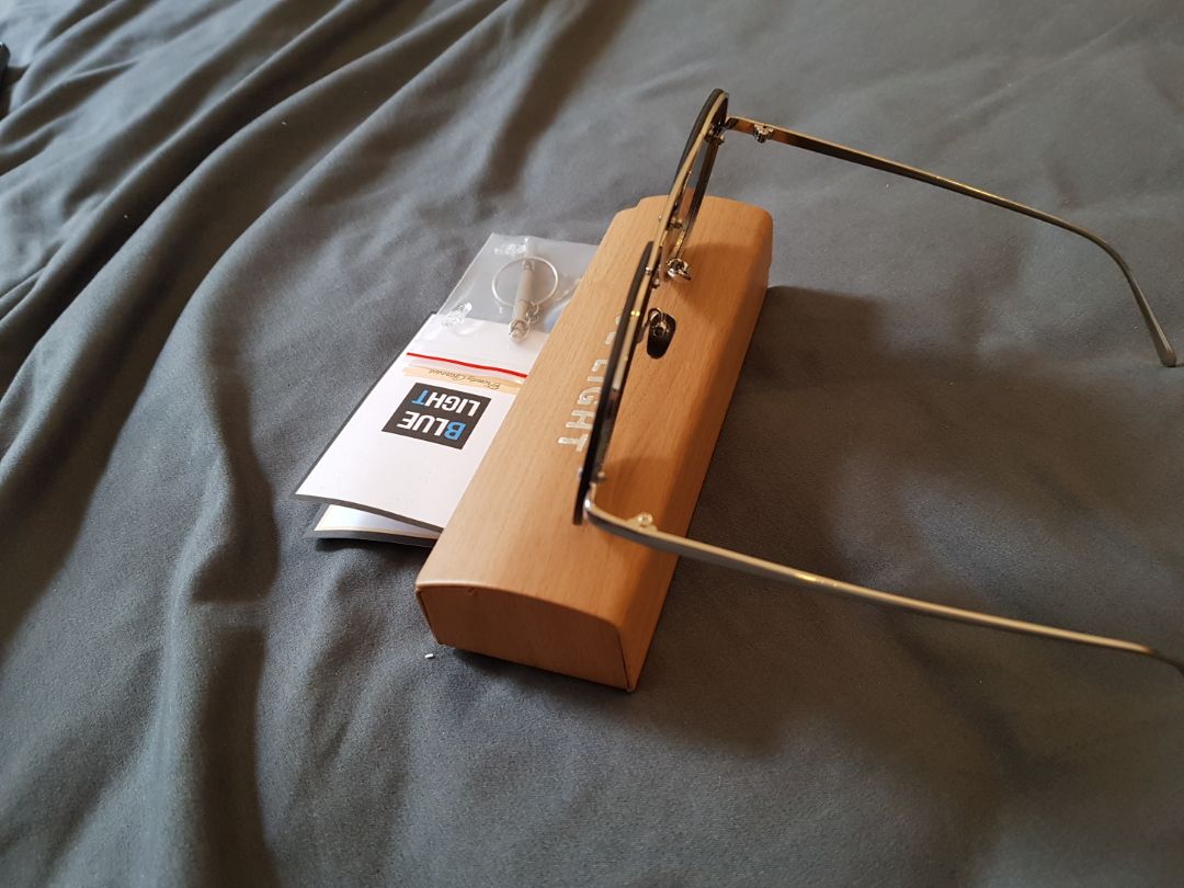 Sản phẩm hình thức đẹp, nhìn bóng bẩy, y như hình ảnh shop đăng. Kính gọng thép nên hơi nặng, tròng kính dày tầm hơn gần 2mm.