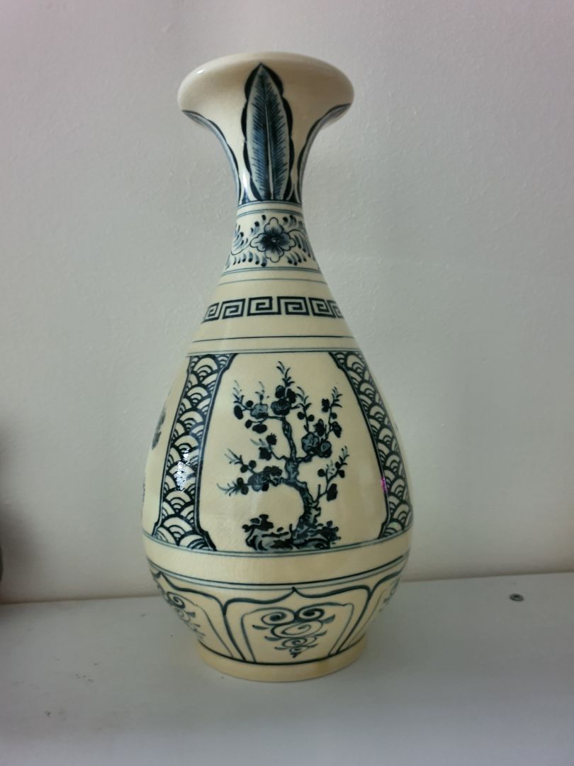 Bình cũng đẹp, giá hơi cao chút. Bình hơi nhỏ, đặc biệt lỗ cắm hoa các thứ hơi nhỏ.