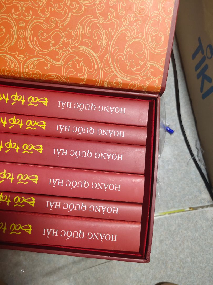 sản phẩm có bọc màng nilon bên ngoài nên hạn chế được bụi bẩn. boxes này có cái khoá độc lạ hơn phiên bản cũ. 
Bên tiki lúc đóng gói cũng cố gắng cắt thùng cho vừa với boxes nên khi vận chuyển có thể hạn chế hư hỏng.
tuy nhiên theo mình đánh giá do thiết kế của boxes này khi mà kích thước của sách và boxes có 1 khoảng hở (có thể do nhà xuất bản phụ nữ cố ý để như vậy để khi lấy sách ra boxes dễ lấy hơn) nên khi vận chuyển vẫn làm cho hộp bị hở nhẹ 1 bên, mình đang đi làm định mang về quê khi rảnh, lúc đó chắc như nâng trứng quá vì sợ bung hộp. hơi buồn xíu