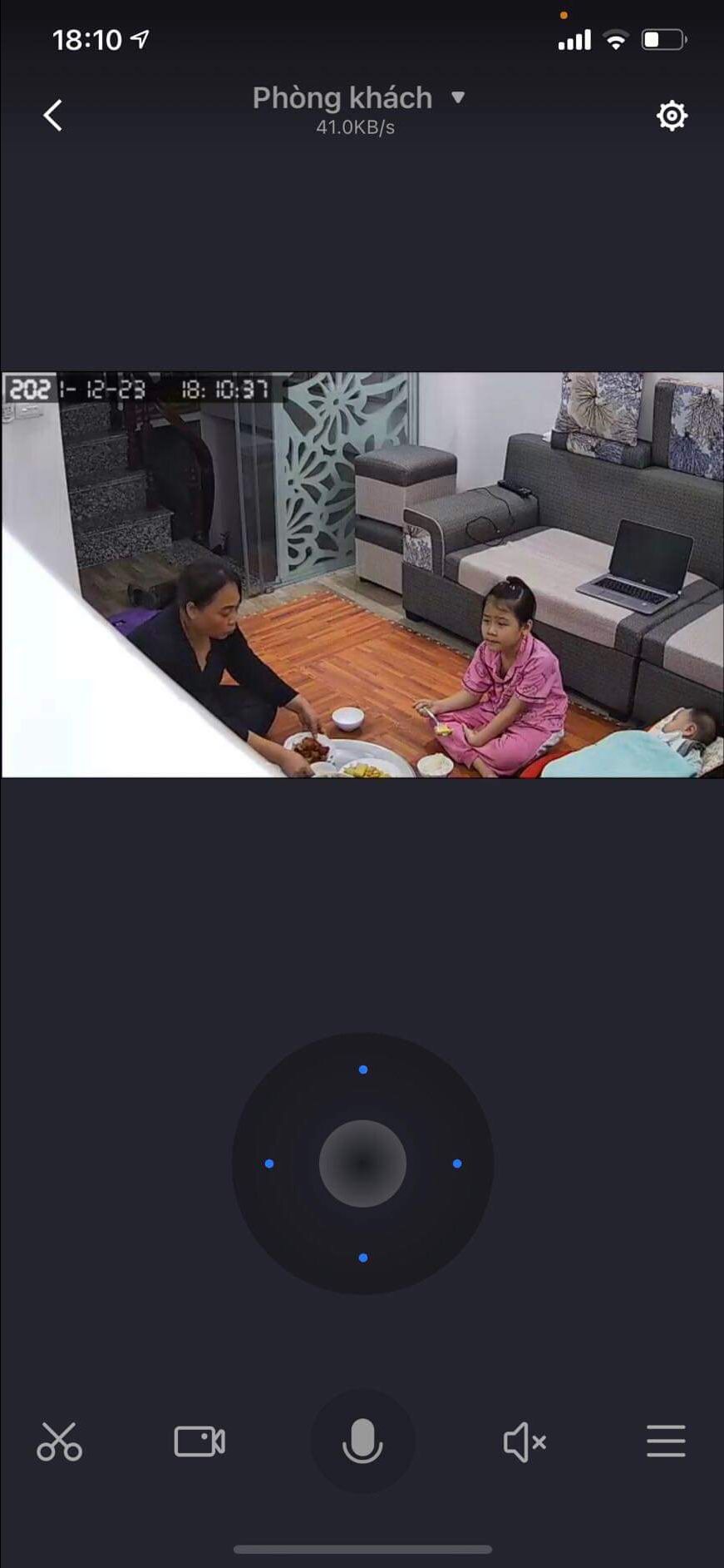 sản phẩm như mô tả thấy kết nối cũng dễ, có chức năng nói chuyện và xoay di duyển. để tạm trên bàn mà bị thấp che hơi khuất chắc phải gắn tường.