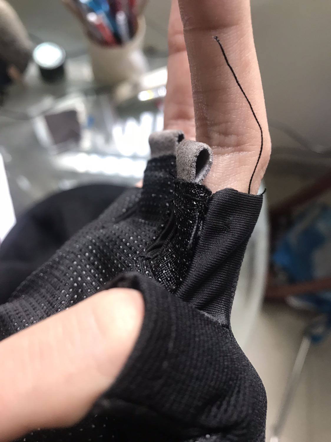 Găng mang vừa tay, hơi ôm, cảm giác thuận tiện để lái xe. Phần ngón của găng không được may tốt, lộ chỉ thừa nhiều và cảm giác dễ bung rách. 

Phần lòng của găng có thiết kế tăng độ bám dính để cầm lái an toàn hơn. Phần ngón giữa và áp út có mảnh vải nhỏ đính vào để kéo găng khi tháo. 

Đánh giá chung: Tạm ổn, tuy nhiên độ bền tôi nghĩ là không tốt. Nếu bạn chịu khó may thêm phần đầu ngón thì sẽ dùng lâu dài hơn.