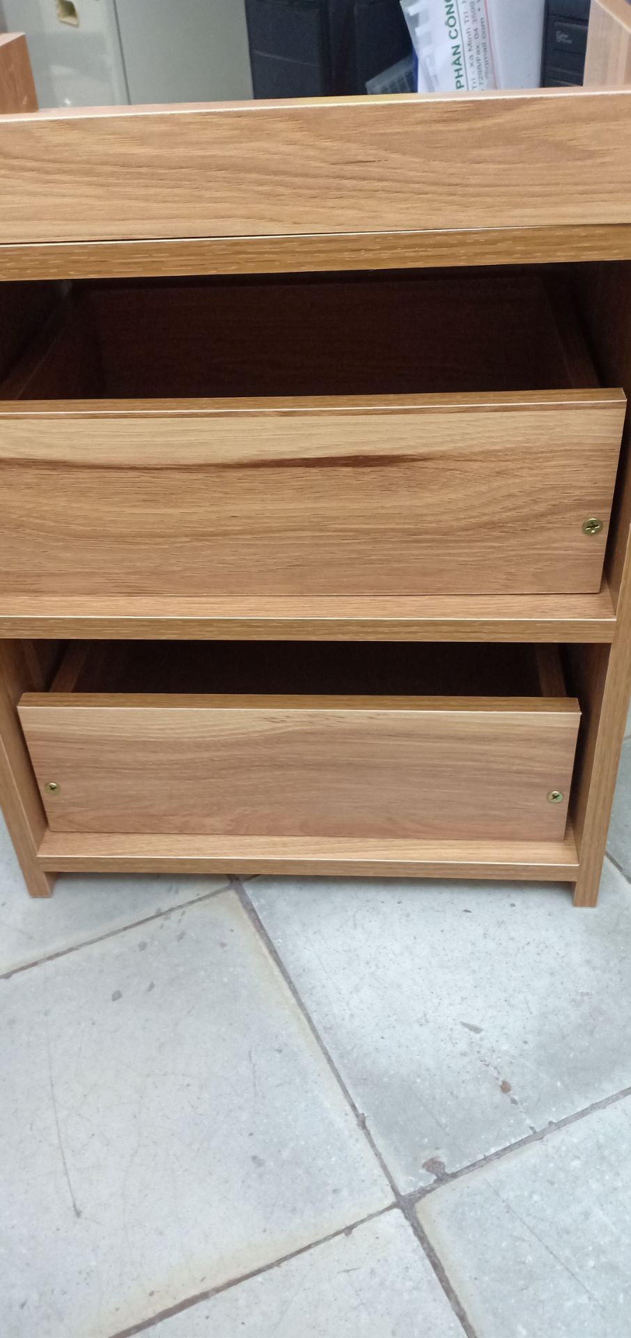 núm của ngăn kéo ko đúng ốc bắt vít nên rất lỏng lẻo, mặt sau ko có tấm chắn kín tủ. để đồ chắc chui ra đằng sau hết. giống kiểu đồ chơi lắp ghép cho trẻ chơi thì chuẩn hơn tủ đầu giường đựng đồ. cảm thấy thất vọng...