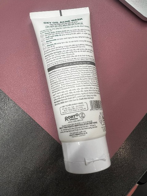 Bị mụn nên mua xài thử, thấy pH 5.5 nên chắc là lành tính