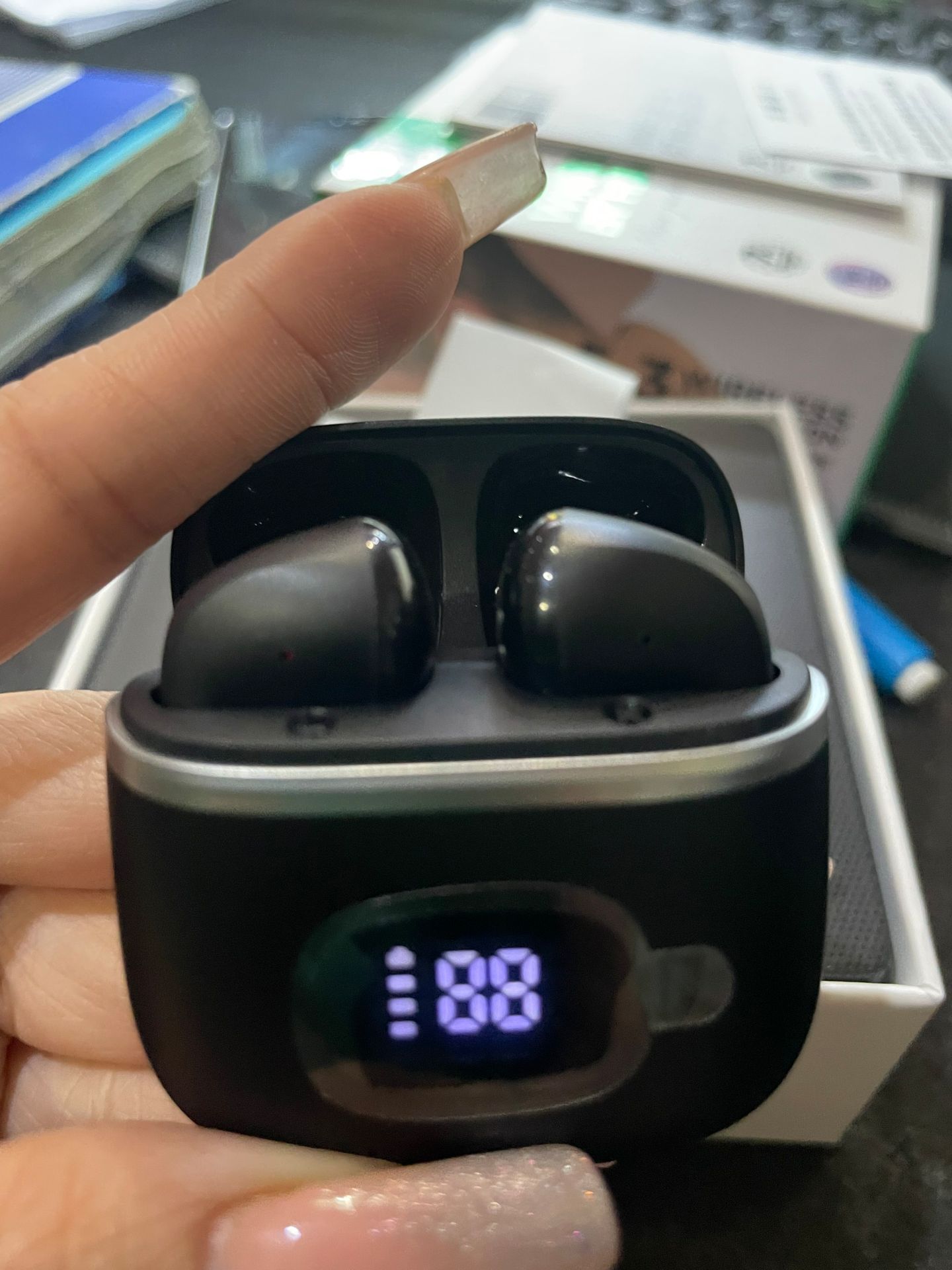 Tai nghe mới khui hộp chỉ nghe được 1 bên, nhờ tiki hỗ trợ đổi hoặc trả hàng.
Tiki đã hỗ trợ đổi hàng trong vòng 2 ngày, ko phát sinh thêm phí gì. Đổi lần 2 mới đầu cũng ko lên, liên hệ Tiki hướng dẫn bóc seal ở dưới đuôi của tai nghe thì ok, có lẽ lần 1 cũng do mình quên bóc seal. Tai nghe rất ấm, bass căng, nghe max volume ko bị rè. Cám ơn Tiki và shop hỗ trợ rất nhiệt tình, sản phẩm tốt.