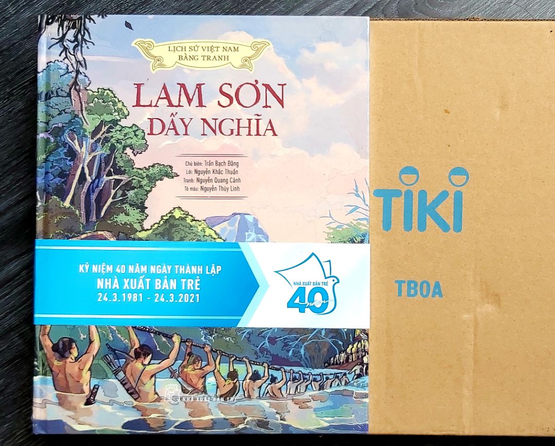 Thời gian hoạt động ở núi rừng Thanh Hóa là giai đoạn khó khăn nhất của khởi nghĩa Lam Sơn - vừa chống giặc Minh, vừa chống Ai Lao.  Đối mặt với sự vây *** của kẻ thù, nghĩa quân bao lần lâm vào thế hiểm nghèo: ba lần rút chạy lên núi Chí Linh, thiếu quân lương, binh sĩ hao hụt, quân tâm lung lay,... Dù vậy, nghĩa quân vẫn giương cao ngọn cờ kháng chiến, tin vào chiến thắng tương lai.
Sách đẹp như hình, bìa cứng, chất liệu giấy in đẹp. 
Dịch vụ Tiki luôn nhanh và tiện ích. Sách được đóng hộp chuyên nghiệp. Bạn giao hàng thân thiện.