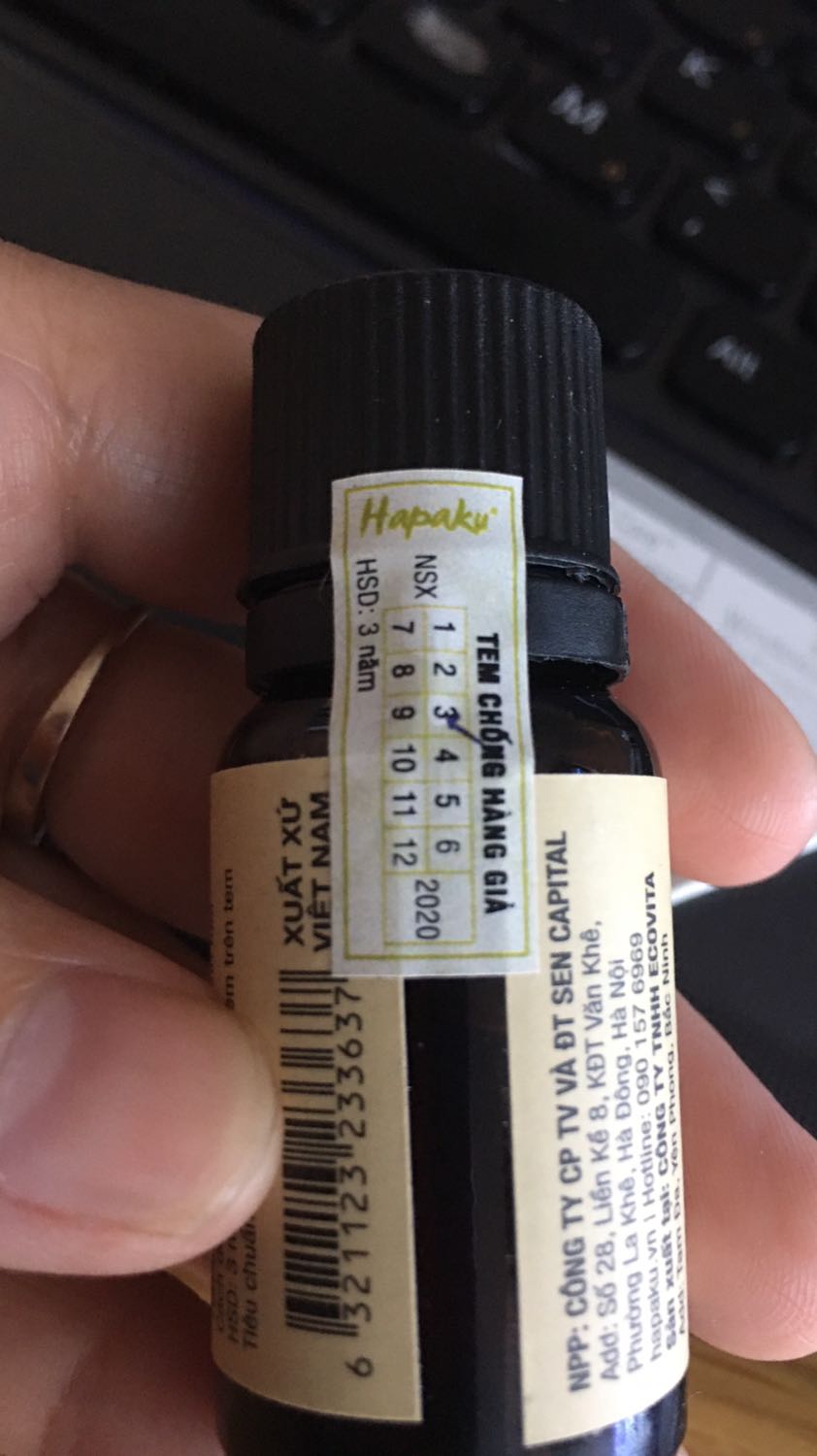 Vừa nhận chai tinh dầu Hapaku mùi yêu thích của mình. Chai nhỏ nhưng vẫn được đóng gói kỹ càng trong một chiếc hộp xinh. Trên chai có tem chống hàng giả seal kín. Date 3 năm thế là xài đến tận 2023 ?. Shop uy tín. Hàng chất lượng. Tặng 5 sao nghe!