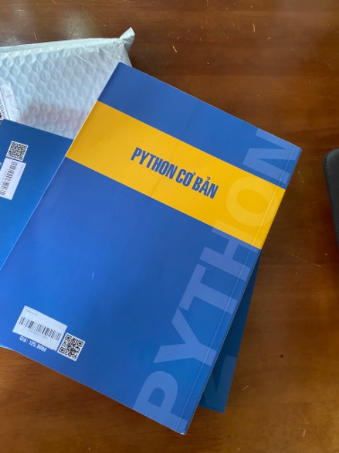 Sách nhìn bên ngoài thì đẹp. Có đóng gói bên ngoài, sách bên trong không bao bọc.