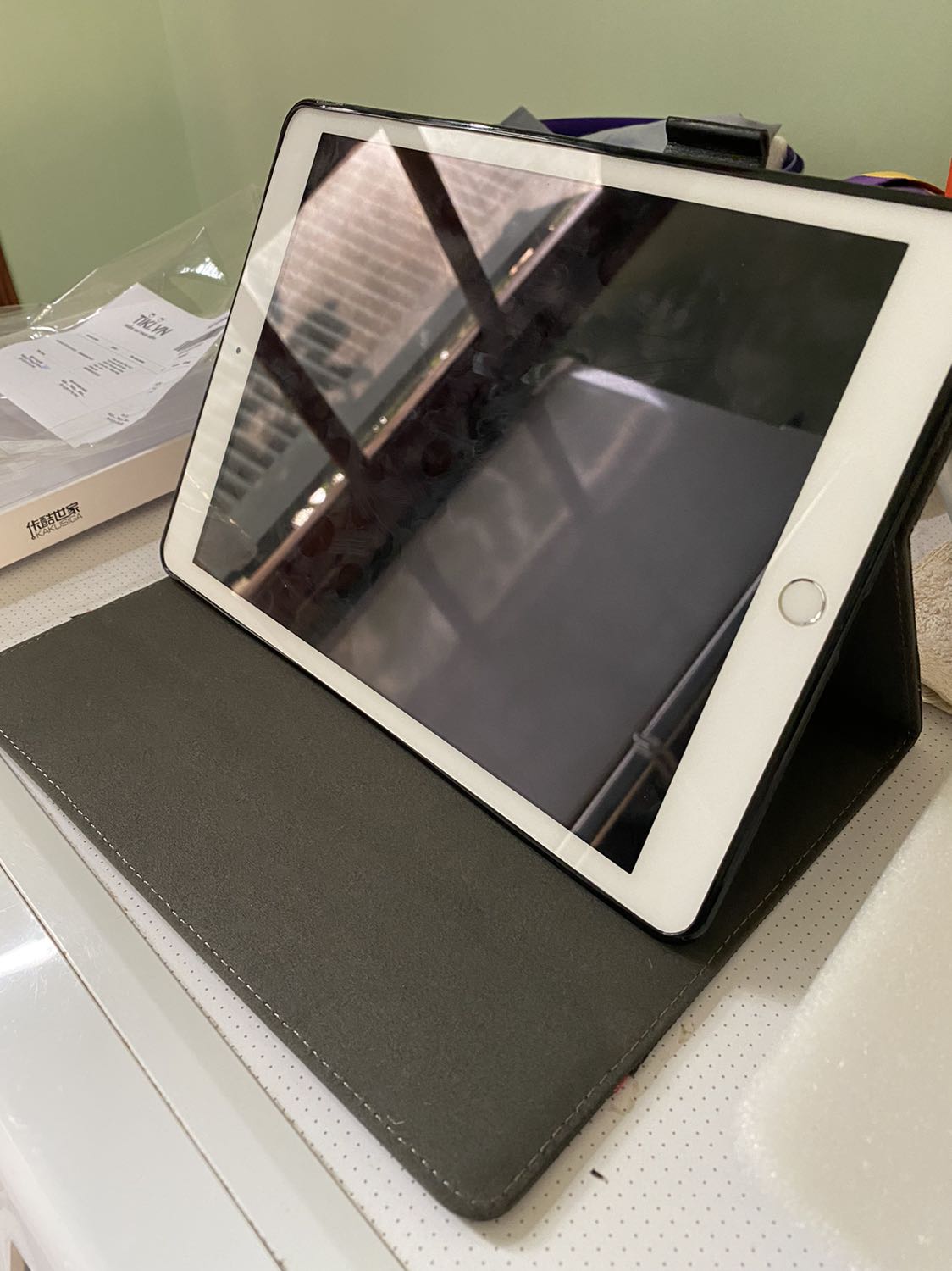 Bao da dùng vừa vặn cho IPad 10.2. Chất liệu vải tốt, chắc chắn. Mình rất ưng ý. Cảm ơn Tiki