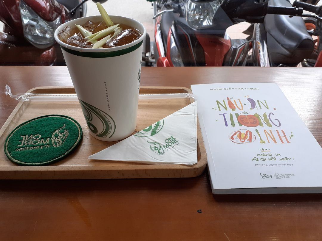 Chị Phương có nhiều kiến thức nên mình rất an tâm khi đọc, văn phong phù hợp và nhiều kiến thức bổ ít mà trước giờ chưa biết. Những bạn yêu thích nấu ăn nên mua để tạo ra những món ăn ngon và giữ lại được nhiều dinh dưỡng. Mình mua cả quyển 1 và 2 luôn. Tranh rất đẹp và dễ thương.