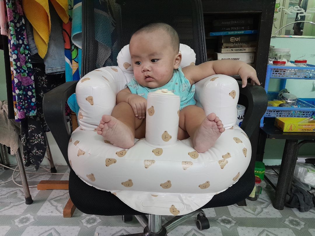 Cái ghế dễ thương lắm ... mình mua để sau này bé ra biển chơi hay tắm bể bơi luôn