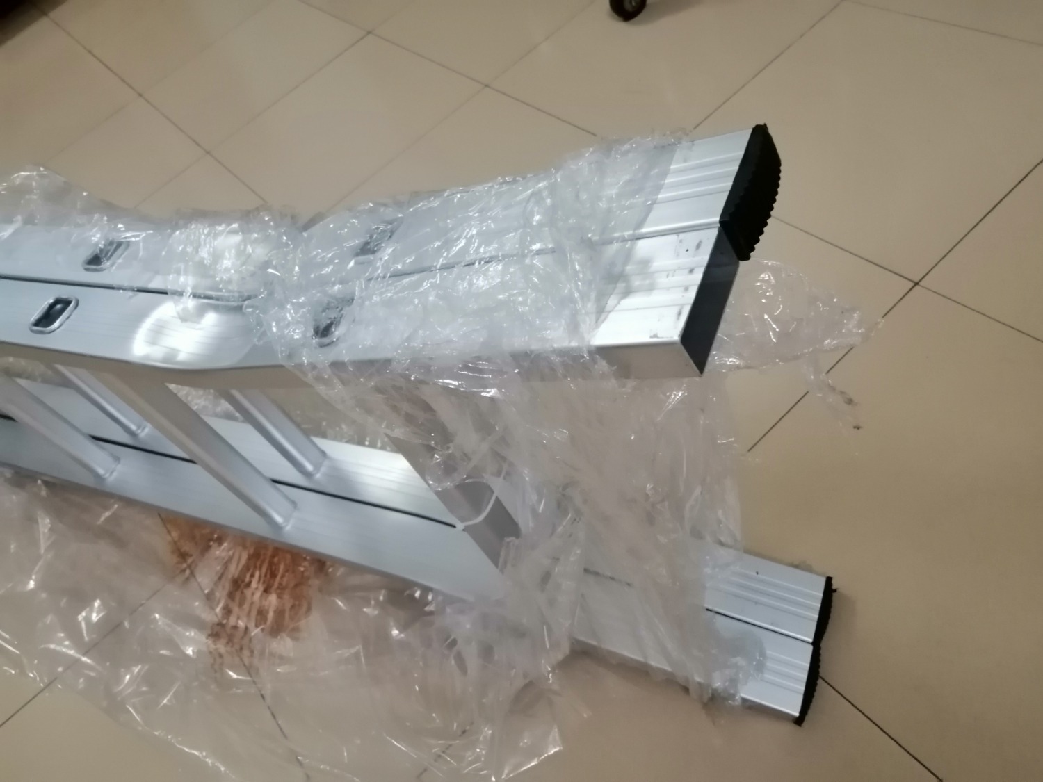 Sản phẩm như hình ảnh và mô tả, mình rất ưng ý. Sau khi nhận mình phát hiện thiếu 1 chân đế và đã liên hệ lại để phản ánh với nhân viên của Tiki, nhân viên của Tiki đã liên hệ với nhà bán hàng, mấy ngày sau nhà bán hàng đã chuyển lại cho mình cái chân đế bị thiếu. Xin cám ơn Tiki và nhà bán hàng đã làm việc rất có trách nhiệm. Mong các bạn cứ thế phát huy sẽ tăng được uy tín của công ty các bạn.