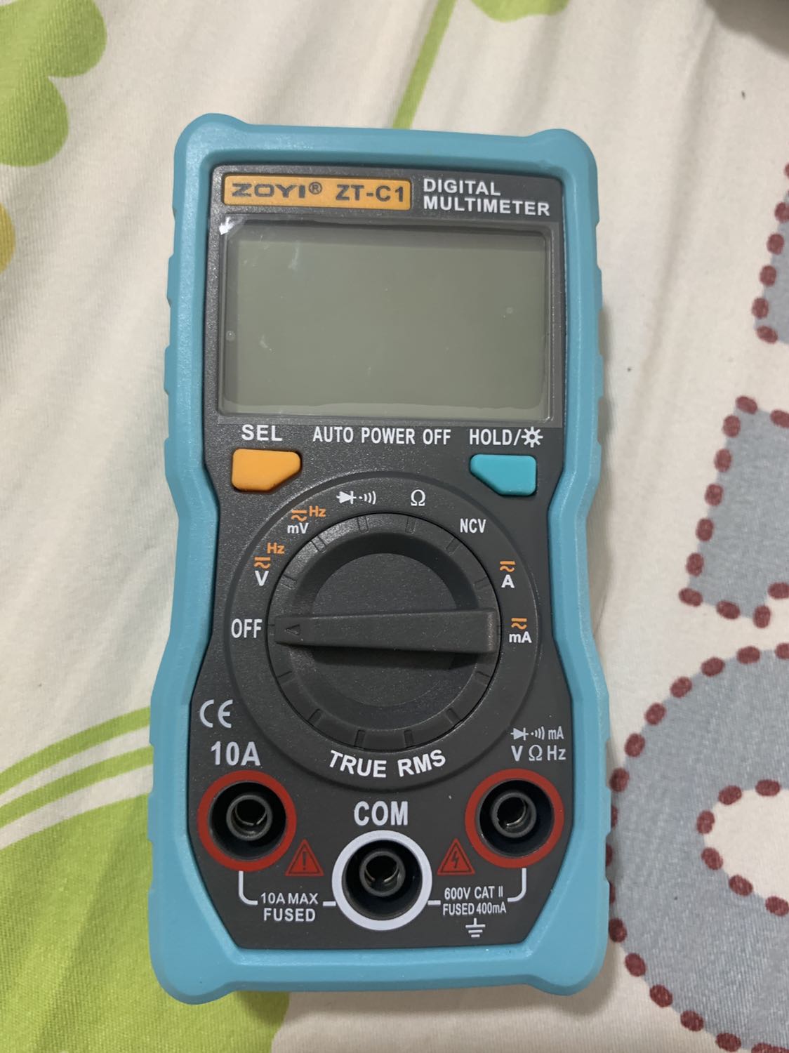 Tiki giao hàng không đúng theo đơn đặt hàng : tôi mua Đồng Hồ Đo Điện Zoyi ZT-C4 giá 339.000 đồng nhưng Tiki giao Đồng Hồ Đo Điện Zoyi ZT-C1 giá 229.000 đồng, như vậy Tiki ăn gian của khách hàng 110.000 đồng