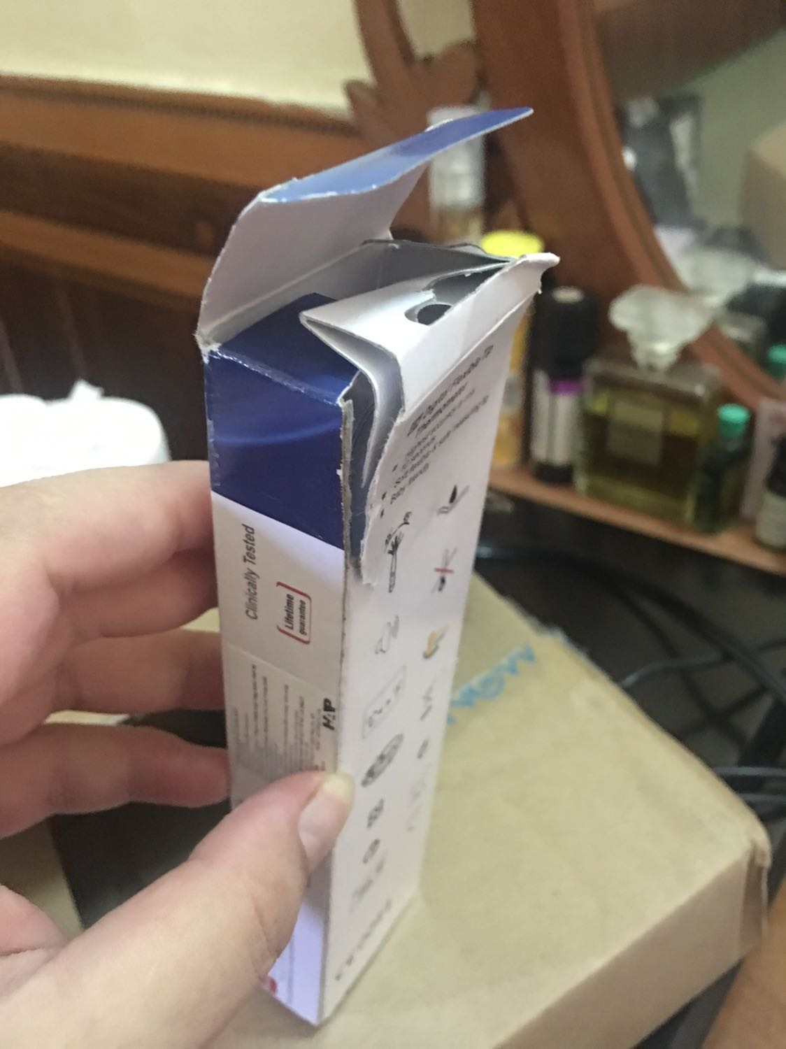 Mình trừ 1 sao vì bao bì ko nguyên vẹn, bóc rách nhìn rất bực mình. Cũ kĩ. 
Cũng may bên trong sản phẩm nhìn mới. Mình trừ 1 sao vì bao bì ko nguyên vẹn, bóc rách nhìn rất bực mình. Cũ kĩ. 
Cũng may bên trong sản phẩm nhìn mới.