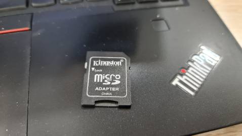 Hàng dùng thì không có vấn đề gì cả, tuy nhiên thẻ đời mới nên sẽ k có áo thẻ lớn.
Mình mua về sử dụng cho máy ảnh đời 2016 nên phải lắp qua áo thẻ này mới sử dụng được. Mọi người lưu ý nếu sử dụng để đọc và lưu trên các thiết bị dùng thẻ size lớn như thế này.